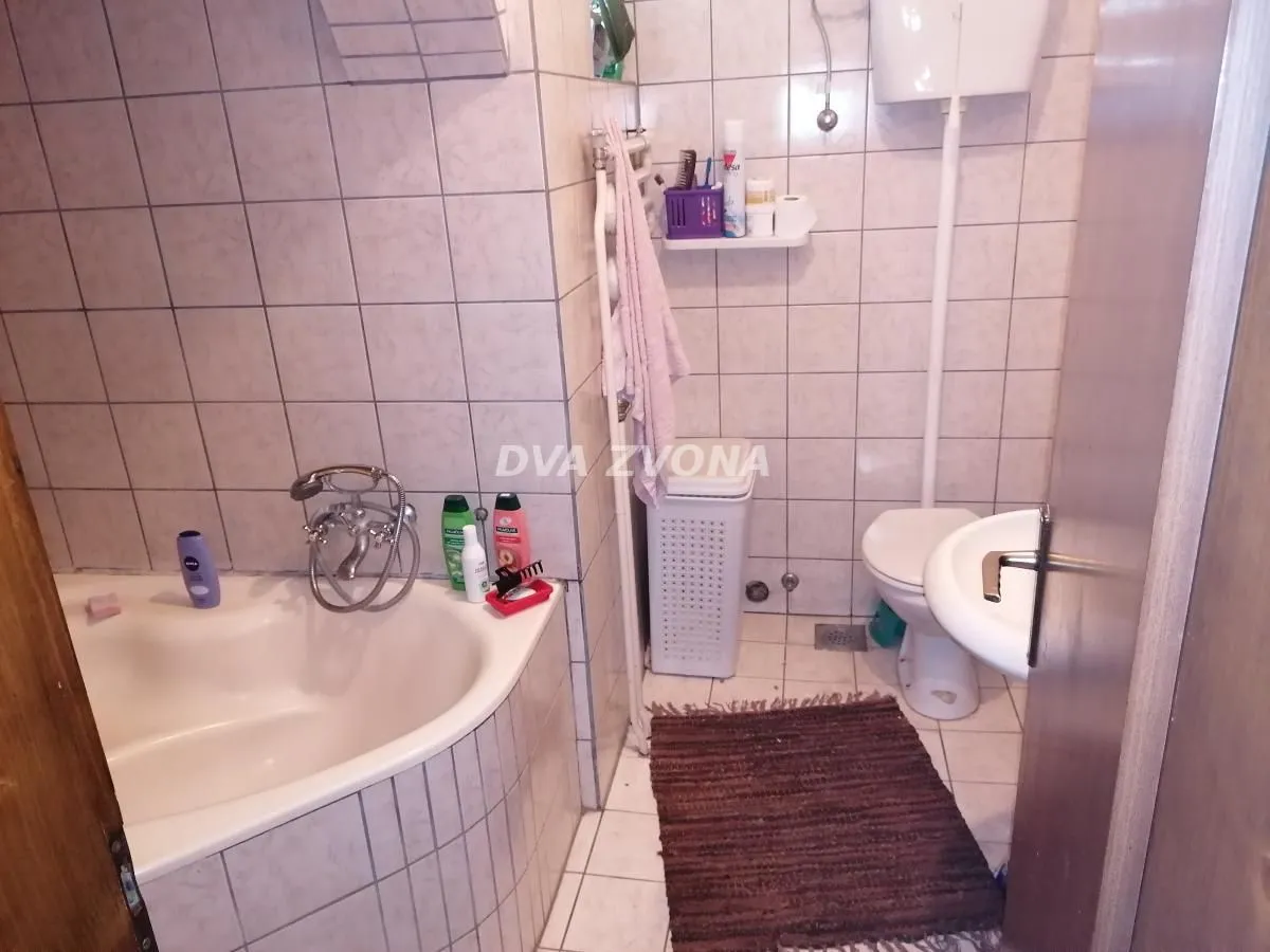 Prodaja, kuća, 225m², Centar, Inđija