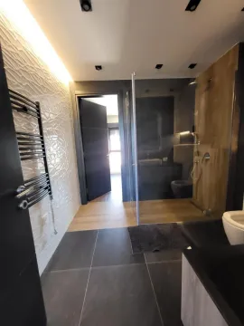 Moderno opremljeno kupatilo sa tuš kabinom. - image 18