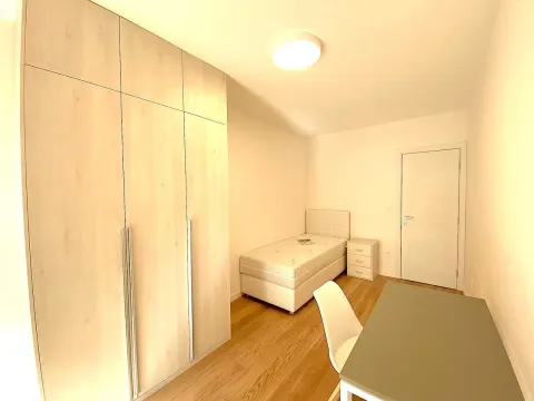 Manja spavaća soba sa krevetom, garderoberom i radnim stolom. - image 3