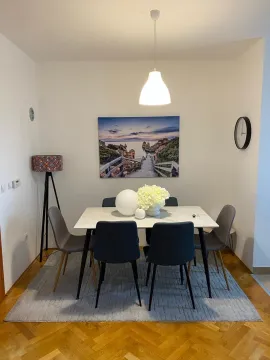 Trpezarija sa trpezarijskim stolom, stolicama i dekorativnim osvjetljenjem. - image 2
