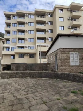 Eksterijer višestambene zgrade sa popločanim dvorištem i pomoćnim objektom. - image 13