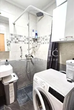 Kupatilo sa tuš kabinom, umivaonikom i veš mašinom. - image 11
