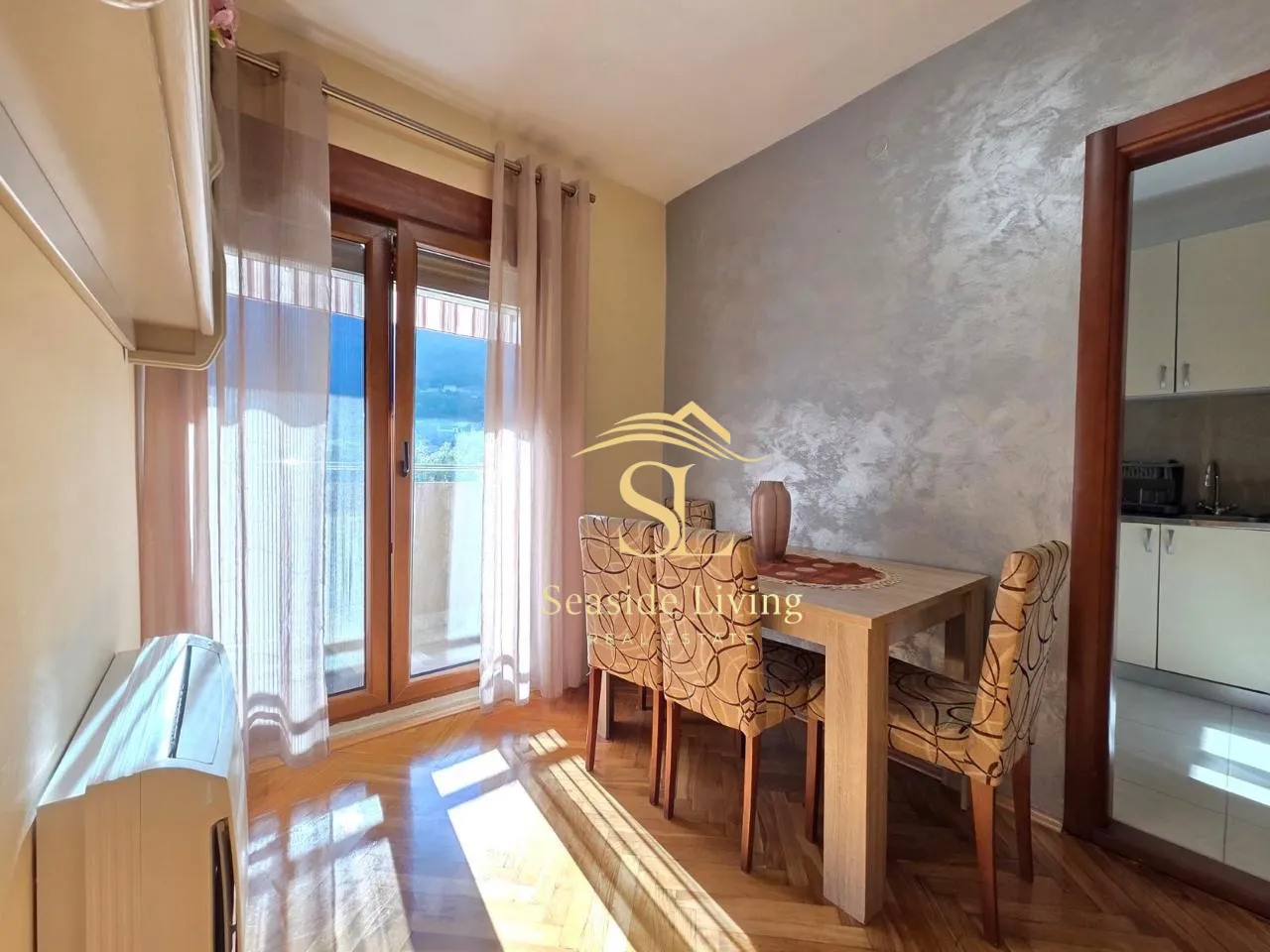 Living room with a dining table and access to the terrace.