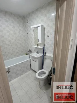Kupatilo opremljeno kadom, umivaonikom i toaletom. - image 9