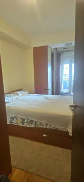 Pogled na spavaću sobu sa bračnim krevetom i ormarom. - image 6