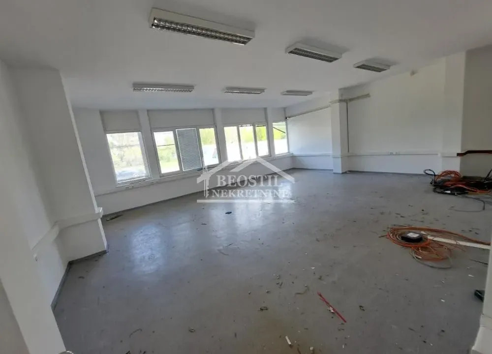 Izdavanje, poslovni prostor, 701m², Batajnica, Beograd