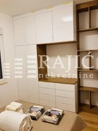 Bedroom with built-in wardrobe and a bed.