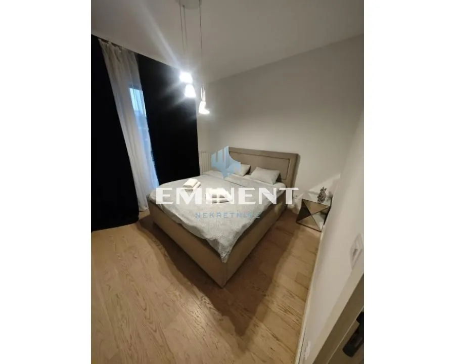 Izdavanje, trosoban stan, 90m², Savski Venac, Beograd