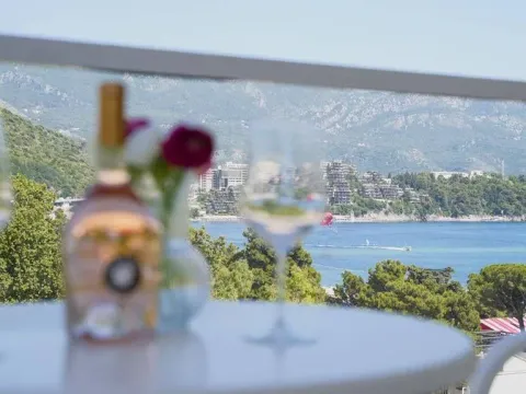 Izdavanje, trosoban stan, 98m², Centar, Budva - image 14