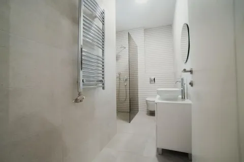 Moderno opremljeno kupatilo sa tuš kabinom, umivaonikom i WC šoljom. - image 13