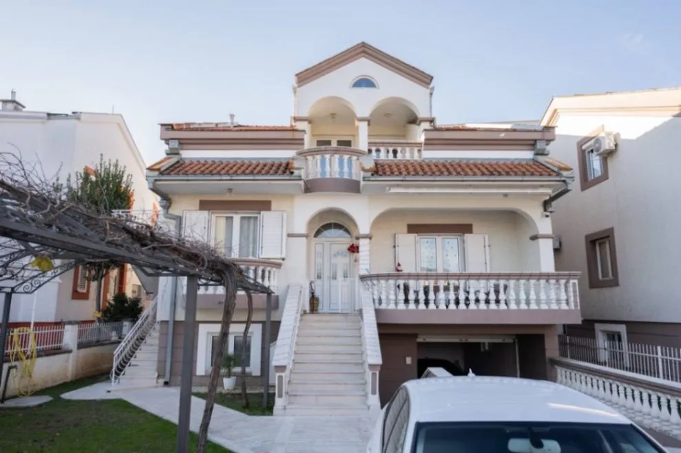 Rent, house, 400m², Momišići, Podgorica