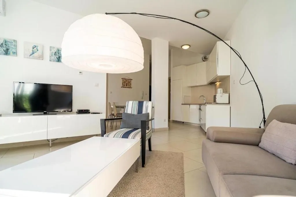 Prodaja, dvosoban stan, 84m², Morinj, Kotor