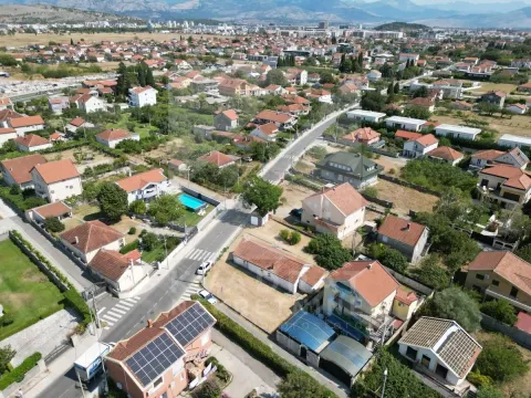 Pogled iz vazduha na prigradsko naselje sa kućama i ulicama. - image 4