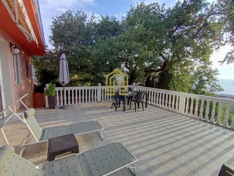 Prostrana terasa sa garniturom za sjedenje i ležaljkama. - image 10