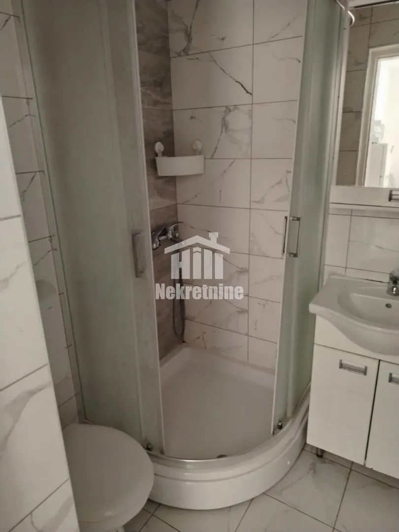 Kupatilo sa tuš kabinom, umivaonikom i toaletom.
