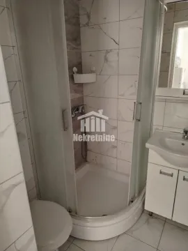 Kupatilo sa tuš kabinom, umivaonikom i toaletom. - image 10