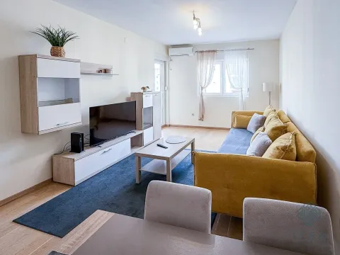 Dnevna soba sa garniturom, TV komodom i trpezarijskim stolom. - image 3