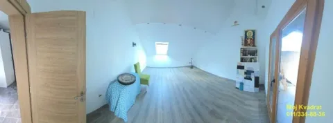 Pogled na prostranu dnevnu sobu sa drvenim podom i vratima koja vode na terasu. - image 8