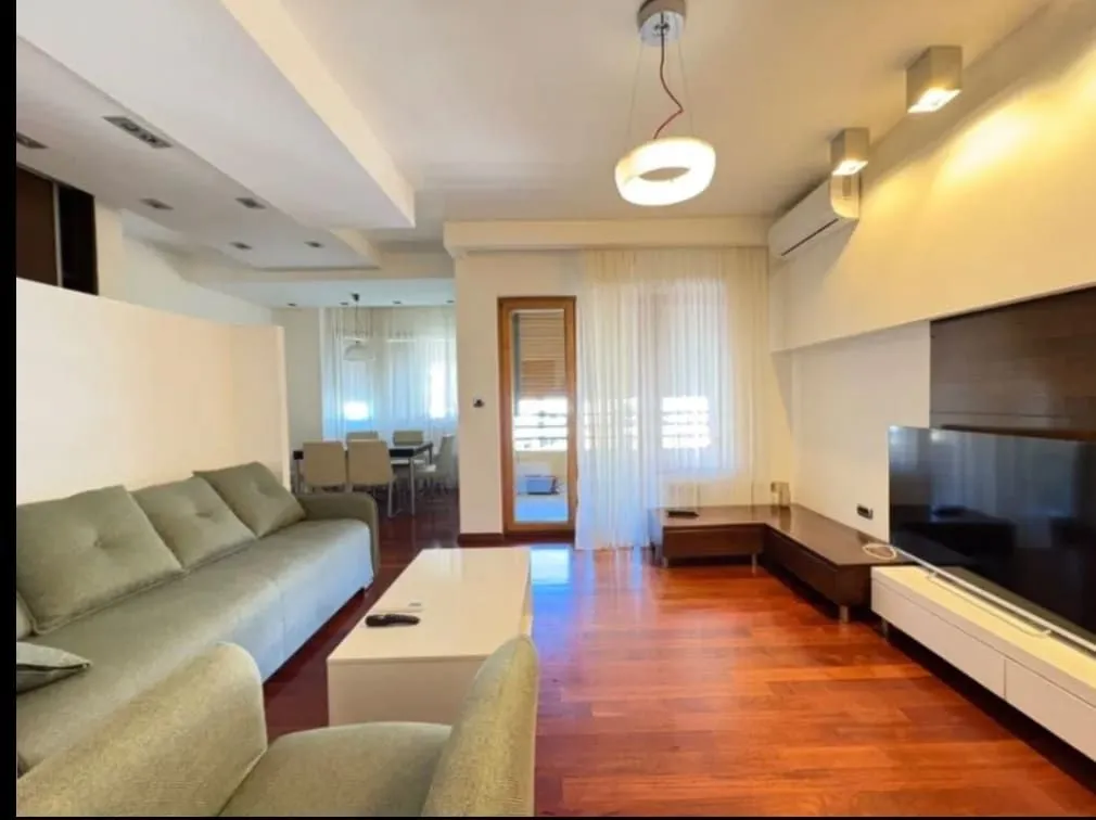Izdavanje, dvosoban stan, 95m², Kod Capital Plaze, Podgorica