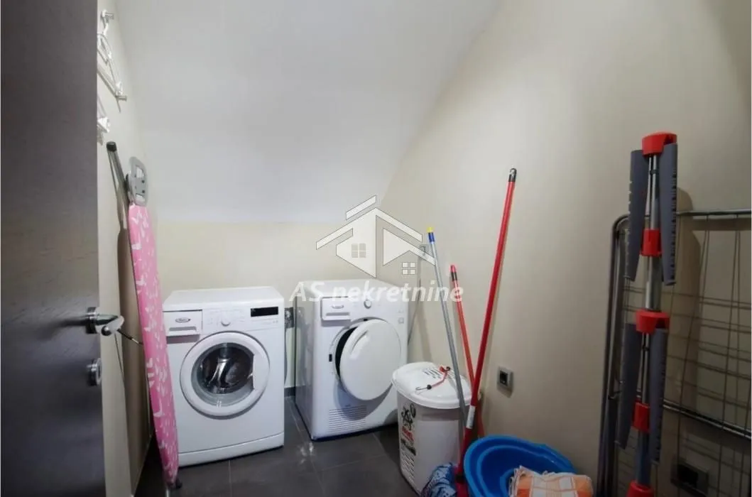 Izdavanje, stan, 160m², Crveni Krst, Beograd