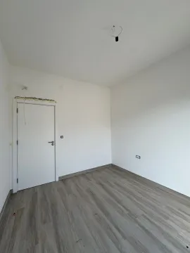 Prazna neopremljena soba sa bijelim zidovima i drvenim podom. - image 4