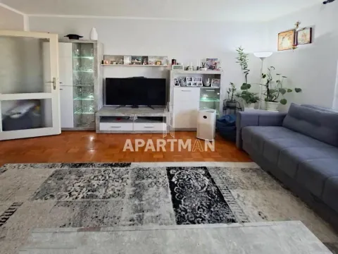 Dnevna soba sa garniturom, televizorom i komodom. - image 2