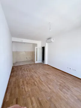 Prazna soba sa parketom i klima uređajem. - image 7