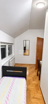 Manja spavaća soba sa krevetom, parketom i kosim plafonom. - image 7