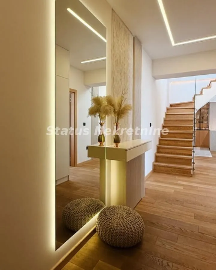 Izdavanje, stan, 112m², Centar, Novi Sad