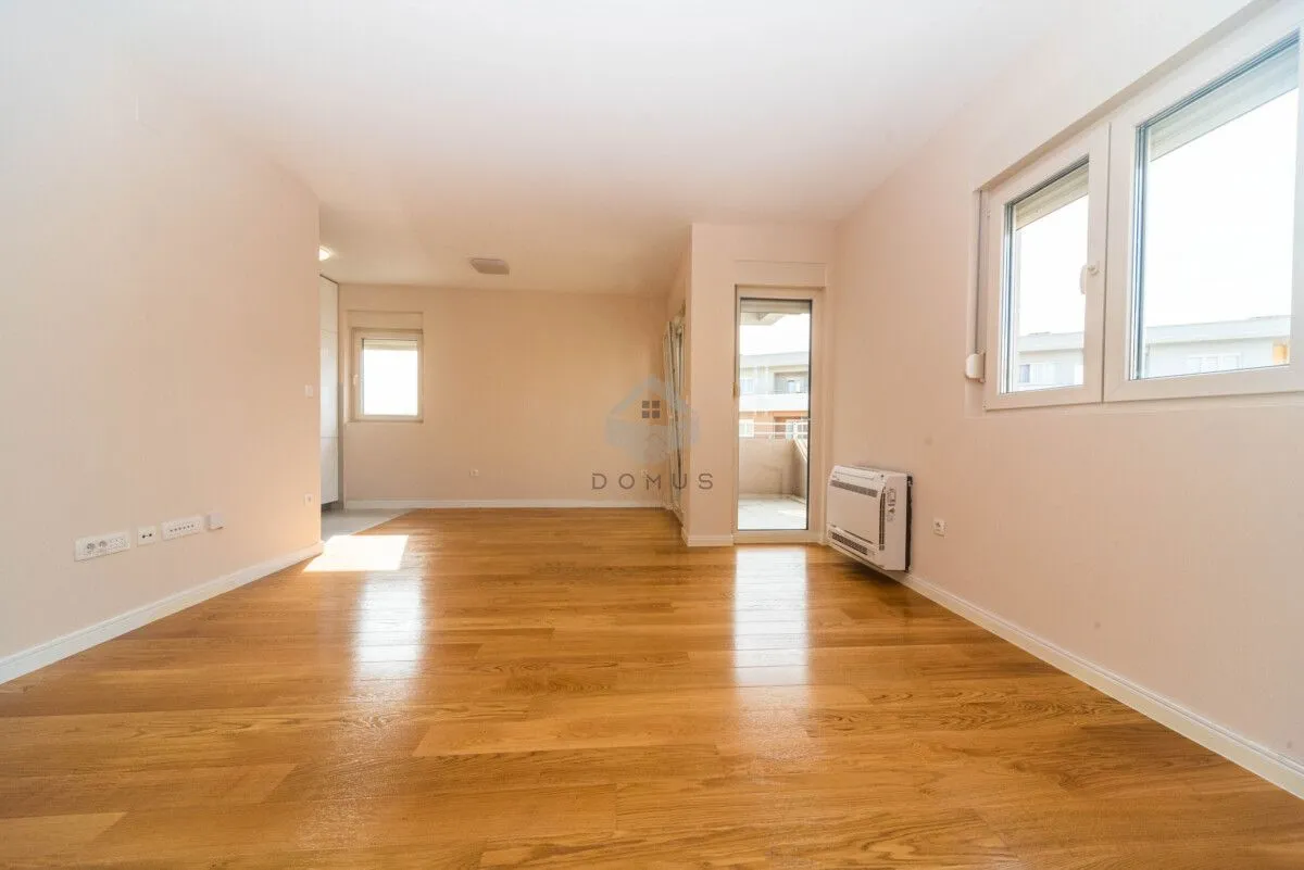 Izdavanje, poslovni prostor, 95m², Central Point, Podgorica