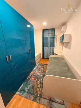 Dječja soba sa krevetom, velikim plavim garderoberom i šarenim tepihom. - image 5
