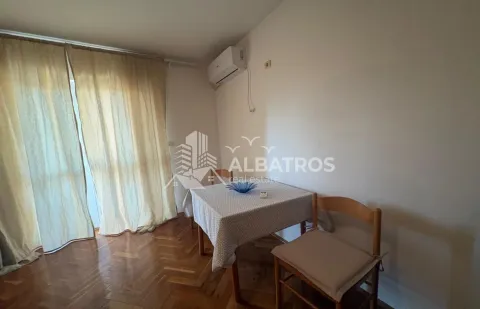 Dnevni boravak sa trpezarijskim stolom i klima uređajem. - image 3