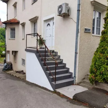 Exterior view of the house entrance with stairs. - image 6