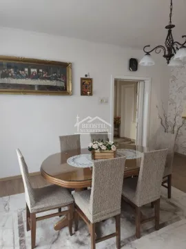 Trpezarija sa drvenim stolom i tapaciranim stolicama. - image 5