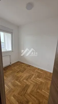 Prazna soba sa parketom i belim zidovima. - image 7