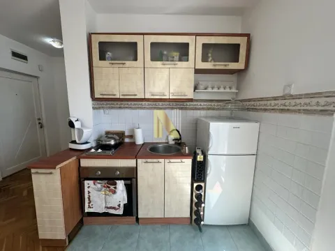 Manja kuhinja sa elementima, frižiderom i ugradnom rernom. - image 5