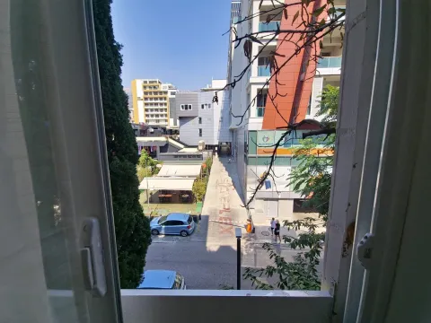 Pogled kroz prozor na okolne zgrade i ulicu. - image 6