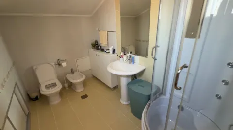 Svijetlo kupatilo sa tuš kabinom, umivaonikom, wc šoljom i bideom. - image 14