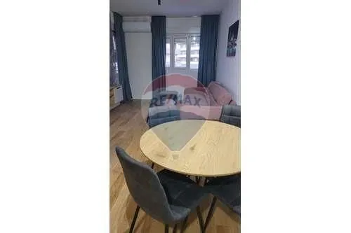 Izdavanje, jednosoban stan, 44m², Central Point, Podgorica