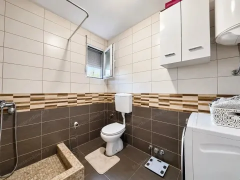Manje kupatilo sa tuš kabinom, WC šoljom i veš mašinom. - image 12