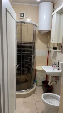 Manje kupatilo sa tuš kabinom, umivaonikom i wc šoljom. - image 14