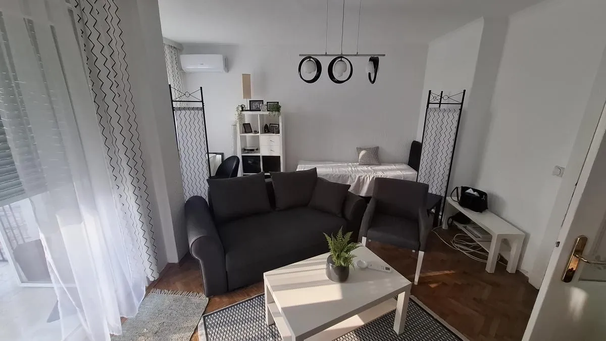 Dnevna soba sa garniturom za sedenje i stočićem.