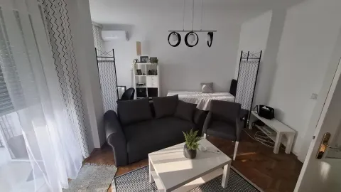 Dnevna soba sa garniturom za sedenje i stočićem. - image 4