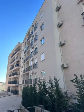 Pogled na spoljašnost moderne stambene zgrade sa terasama. - image 10