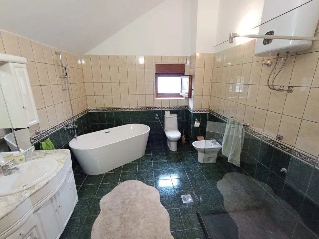 Izdavanje, kuća, 300m², Gorica C, Podgorica