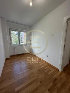 Prazna soba sa drvenim podom i prozorom. - image 9