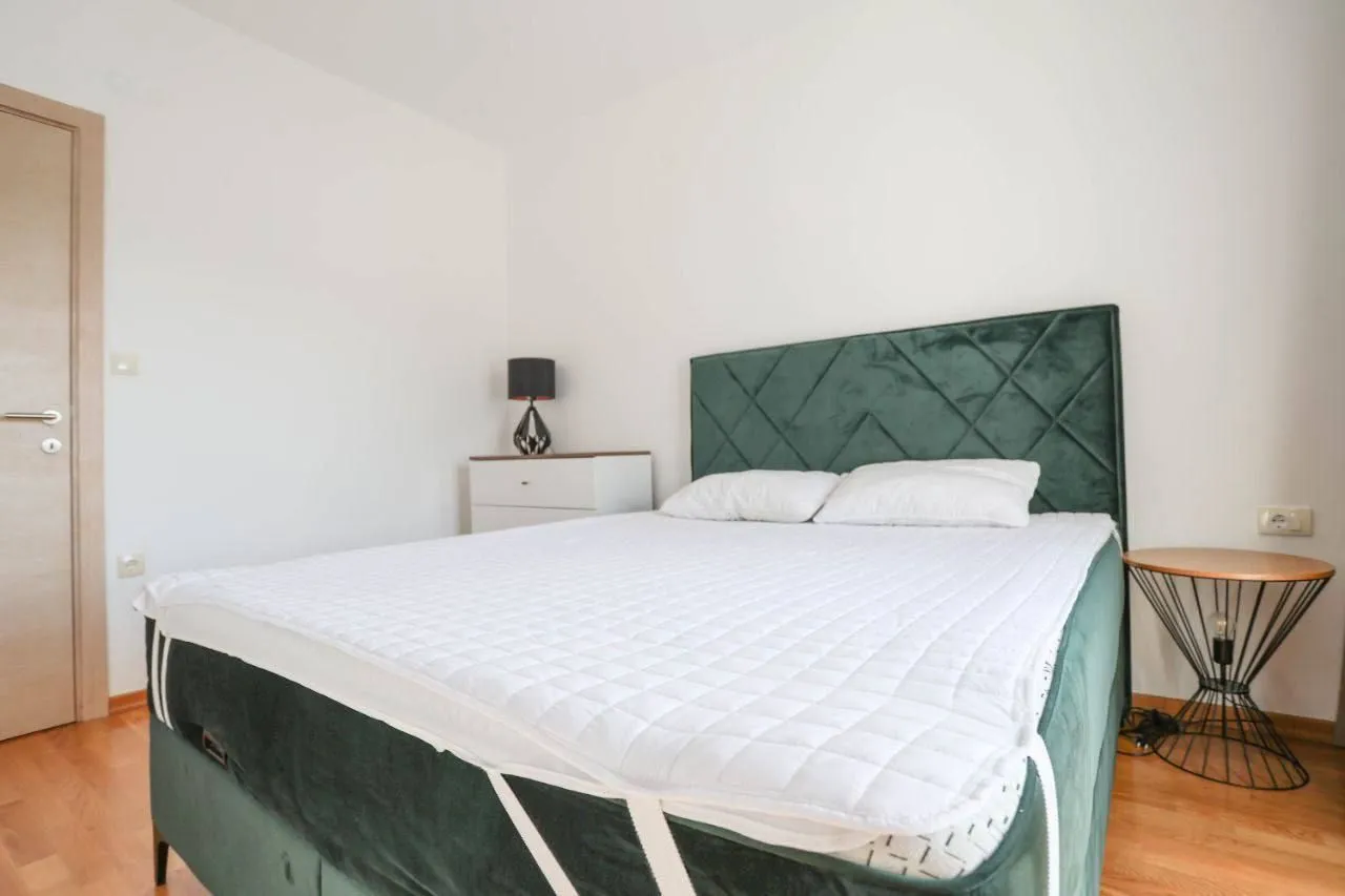 Rent, two bedroom apartment, 64m², Bečići, Budva