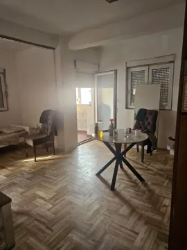 Dnevna soba sa trpezarijskim stolom, stolicama i parketom na podu. - image 2