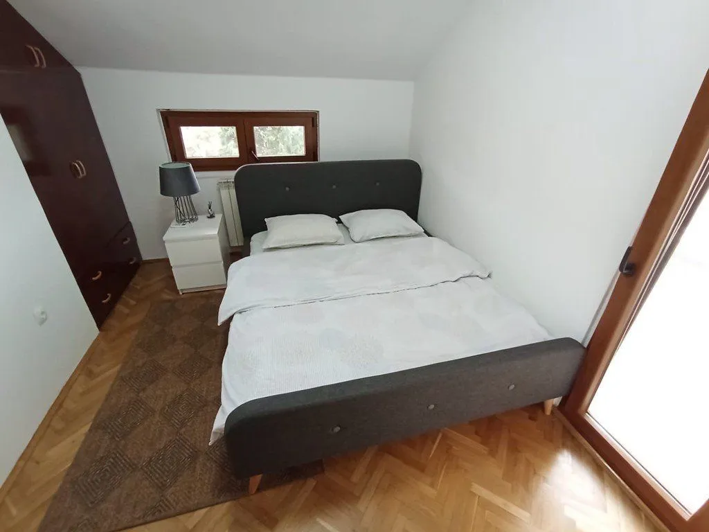 Izdavanje, kuća, 300m², Gorica C, Podgorica