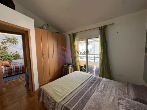 Namještena spavaća soba sa bračnim krevetom, garderoberom i izlazom na terasu. - image 14